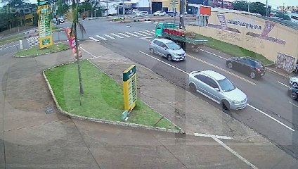 Câmera flagra acidente que deixou motociclista ferido na Rua Manaus