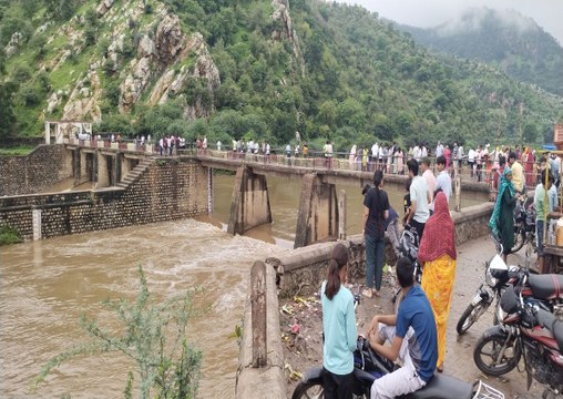 अलवर न्यूज : सरिस्का के पहाड़ों में बारिश के बाद रूपारेल नदी में आया पानी, देखने उमड़े लोग