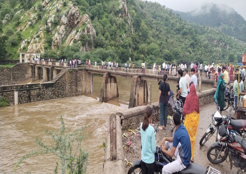 अलवर न्यूज : सरिस्का के पहाड़ों में बारिश के बा...