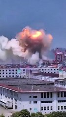 Forte explosão provoca bola de fogo num navio porta-contentores na China