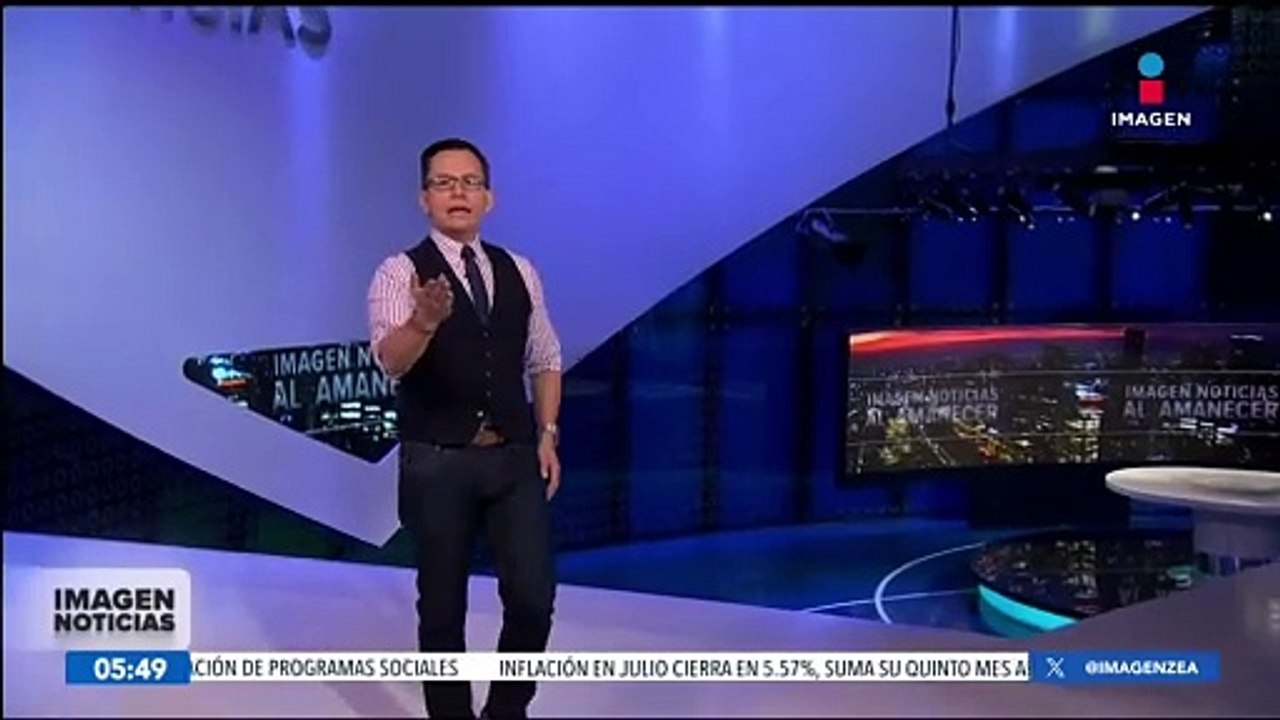 Vocho cruza calle inundada en Hidalgo sin ningún problema