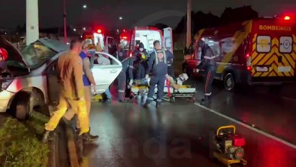 Casal fica ferido ao bater carro contra poste no Pinheirinho