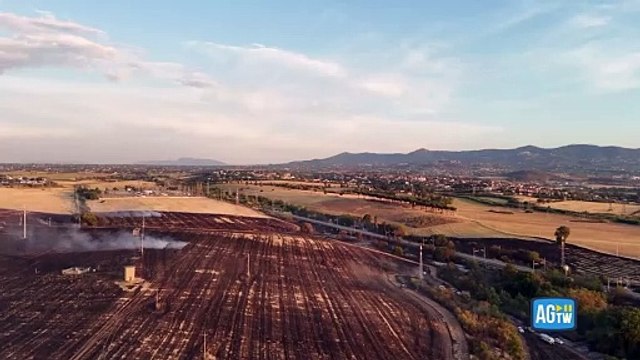 Le immagini dal drone mostrano il vasto incendio che ha bloccato i treni dell'alta velocità tra Roma e Napoli
