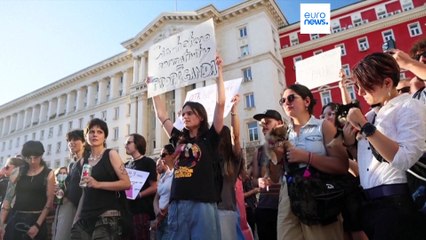 Miles de manifestantes protestan ante el Parlamento búlgaro por la ley anti LGTBIQ+ en escuelas