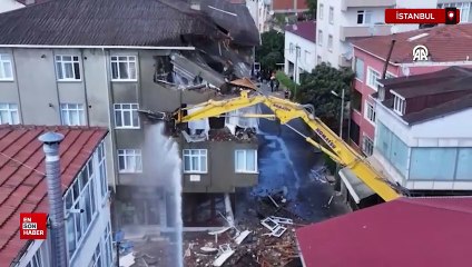 İstanbul'da otobüsünün çarpması sonucu hasar gören binanın yıkımına başlandı