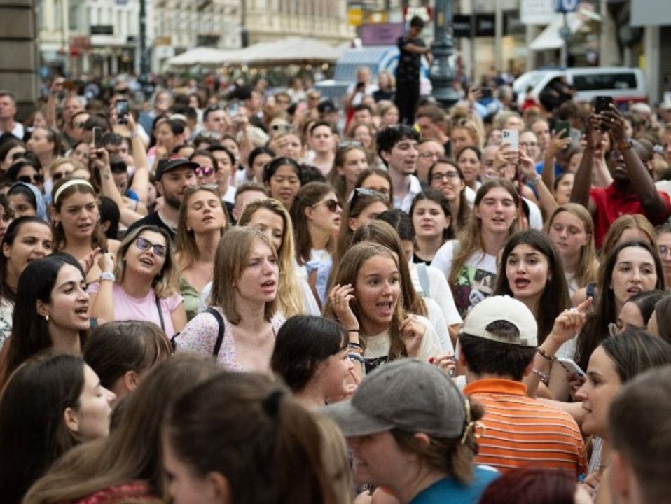 Gänsehaut pur! Tausende 'Swifties' singen in Wiens Innenstadt