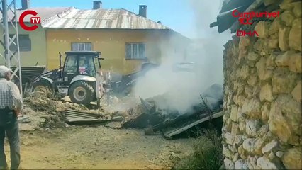 Video herunterladen: Sivas'ta korkutan yangın: 3 kişi dumandan etkilendi, başına taş düşen 1 kişi yaralandı