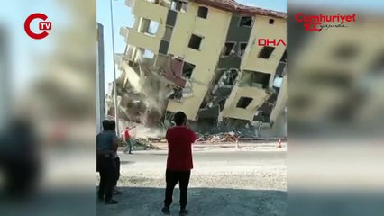Hatay'da ağır hasarlı bina yıkım sırasında yola devrildi