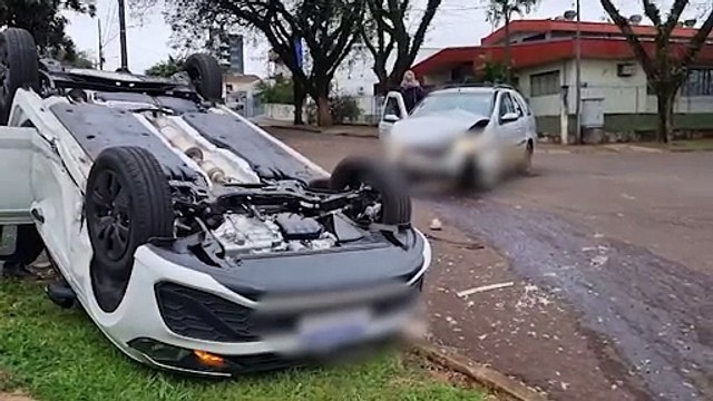 Polo capota após colisão com Palio no Parque São Paulo