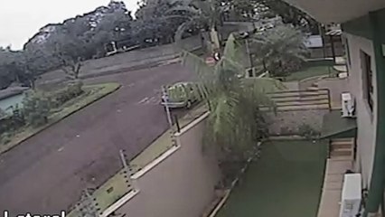 Câmera flagra acidente que terminou com Polo Track capotado no bairro Parque São Paulo