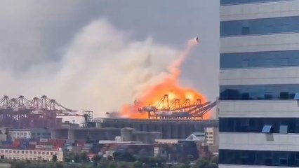 En Chine, une puissante explosion pulvérise un porte-conteneurs dans le port de Ningbo-Zhoushan