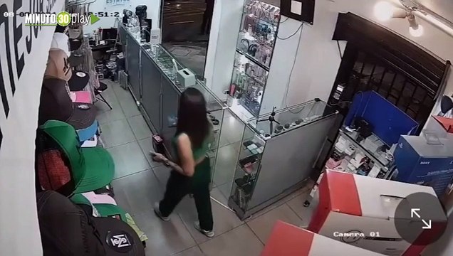 Estos dos ladrones se metieron a un local en Campo Valdés y se robaron $7 millones y unos celulares