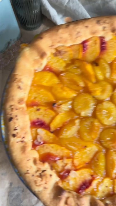 Tarte aux pêches et mirablles   Ingrédients :  - 1 pâte sablée  - 5 cuillères à soupe de compote de pêches - 2 pêches  - 10 mirabelles  - Quelques amandes