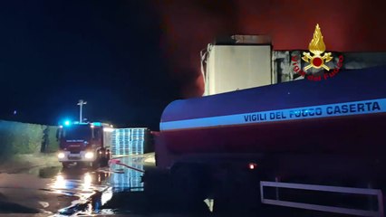 Incendio in capannone di articoli per la casa nel Casertano (09.08.24)