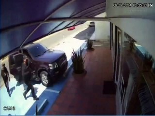 Captan momento en que dueña de negocio es secuestrada en su establecimiento