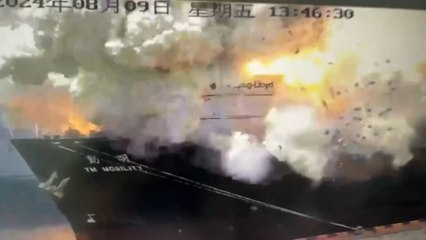 Spectaculaire explosion sur un porte-conteneurs dans un port chinois