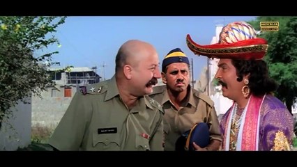 Download Video: Aankhein Phad Phad Ke Uss Ladki Ki Taraf Kyu Dekh Rahe Ho _ Asrani _ Anupam Kher _ Taqdeerwala