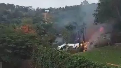 El avión estrellado en Sao Paulo, ardiendo tras el accidente