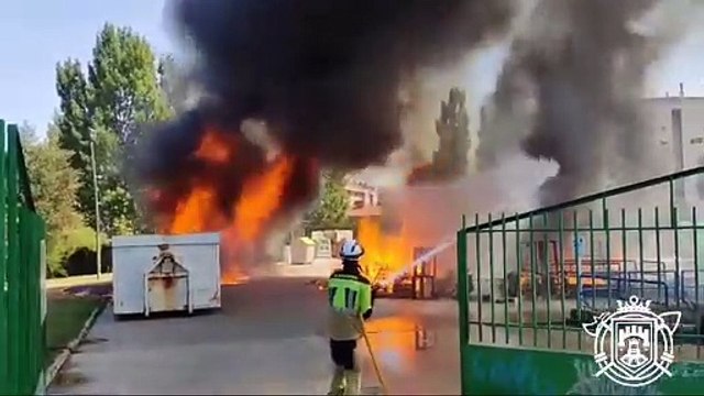 Los Bomberos de Burgos sofocan un incendio en el punto limpio del G-3