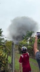 Risco de explosão: moradores registram fumaça após queda de avião em Vinhedo, SP