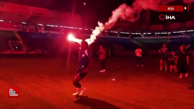 Çaykur Rizespor taraftarı lig meşalesini yaktı