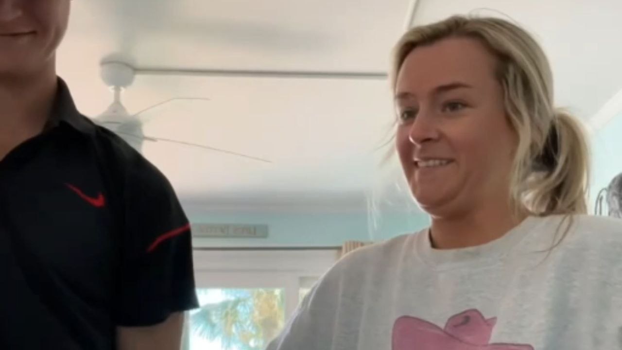 Newlyweds find out that they are expecting on their honeymoon trip