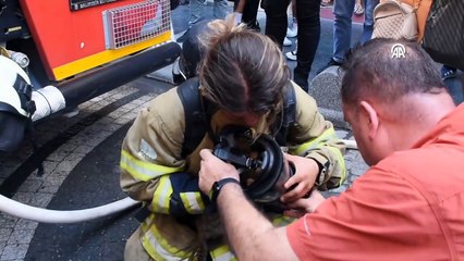 Balıkesir'de itfaiyeci Seray Başol yavru kediyi hayata bağladı