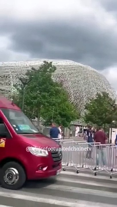 L’arrivée de Thierry Henry et les joueurs de l’équipe de France  au Parc des Princes sous les vivats des supporters et du public parisien. La France  veut s’offrir l’or  olympique, 40 ans après.  #Paris2024