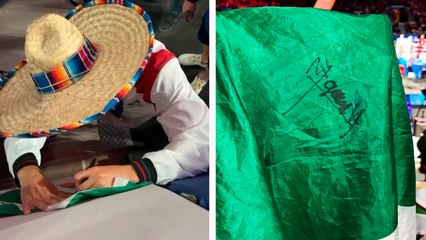 Aficionado estalla de emoción por firma de Marco Verde en su bandera de México tras ganar plata París