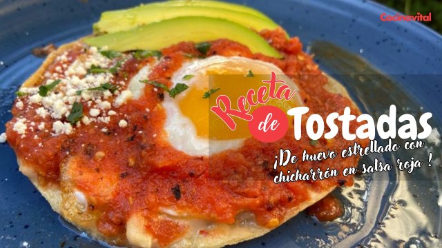 Receta de tostadas de huevo con chicharrón en salsa roja