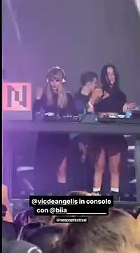 Victoria De Angelis conquista il pubblico del Neopop festival in coppia con BIIA