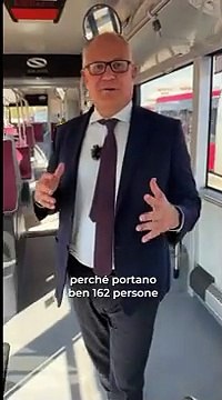 Roma: il sindaco Gualtieri mostra gli ultimi autobus ibridi (lunghi 18 metri) consegnati ad Atac