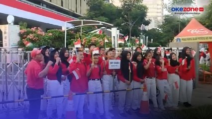 Ratusan Pelajar Mulai Penuhi Jalan Sudirman untuk Saksikan Kirab Bendera Pusaka