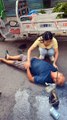 Passersby did not give up saving the fainted old man