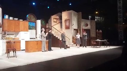 Şener Şen'in oyununda izleyicilere cam şişeli saldırı