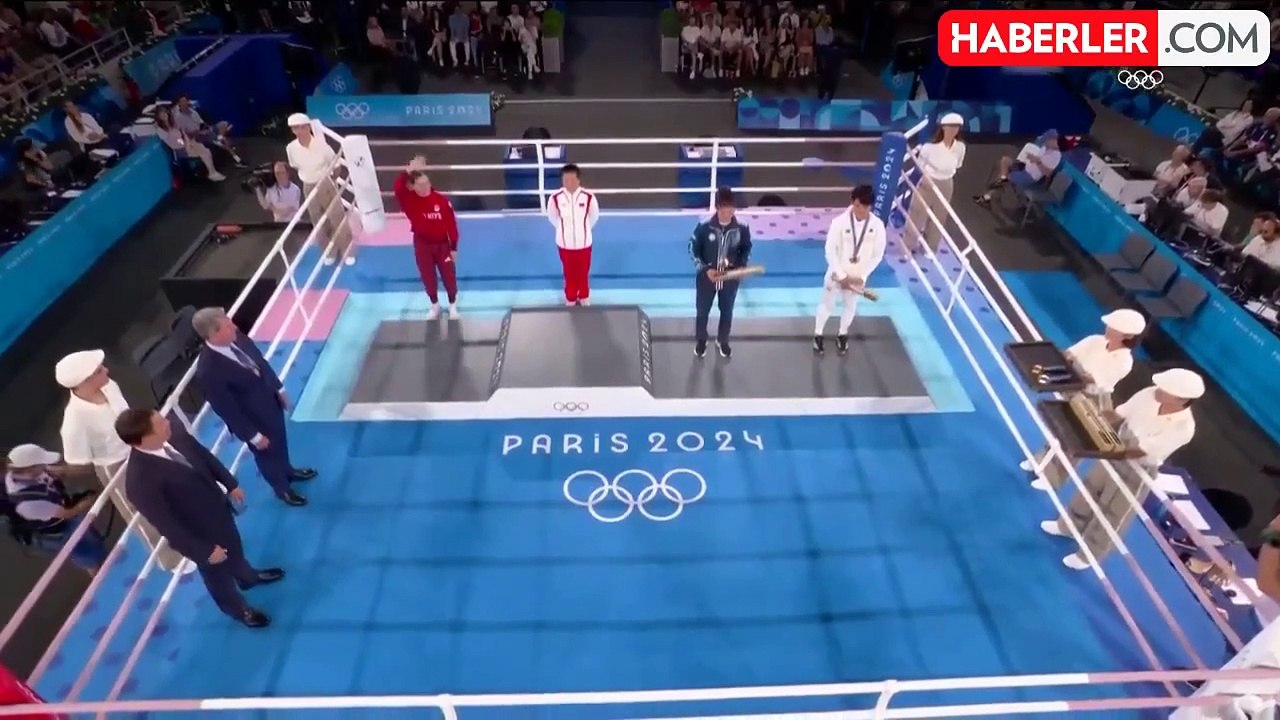 Milli boksör Buse Naz Çakıroğlu Paris 2024'te gümüş madalya kazandı
