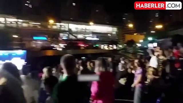 Şener Şen'in tiyatro oyununa saldırı! Cam şişe fırlatıldı, oyuna ara verildi