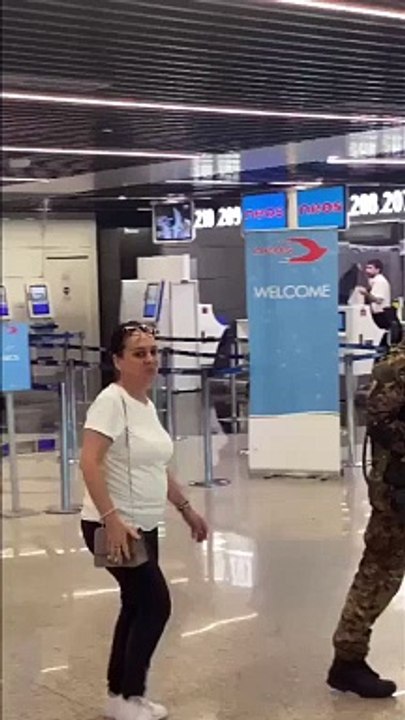 Fiumicino, guasto alle tubature: una cascata d'acqua nera si abbatte sui viaggiatori, tutti in fuga con i nasi tappati