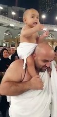 أفضل الفيديوهات الإسلامية المنتشرة. سبحان الله طفل يؤدي العمرة بصوت جميل. يرجى مشاركة الفيديو مع الجميع.