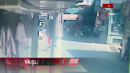 Bursa'da motosiklet yolun karşısına geçen yayaya böyle çarptı