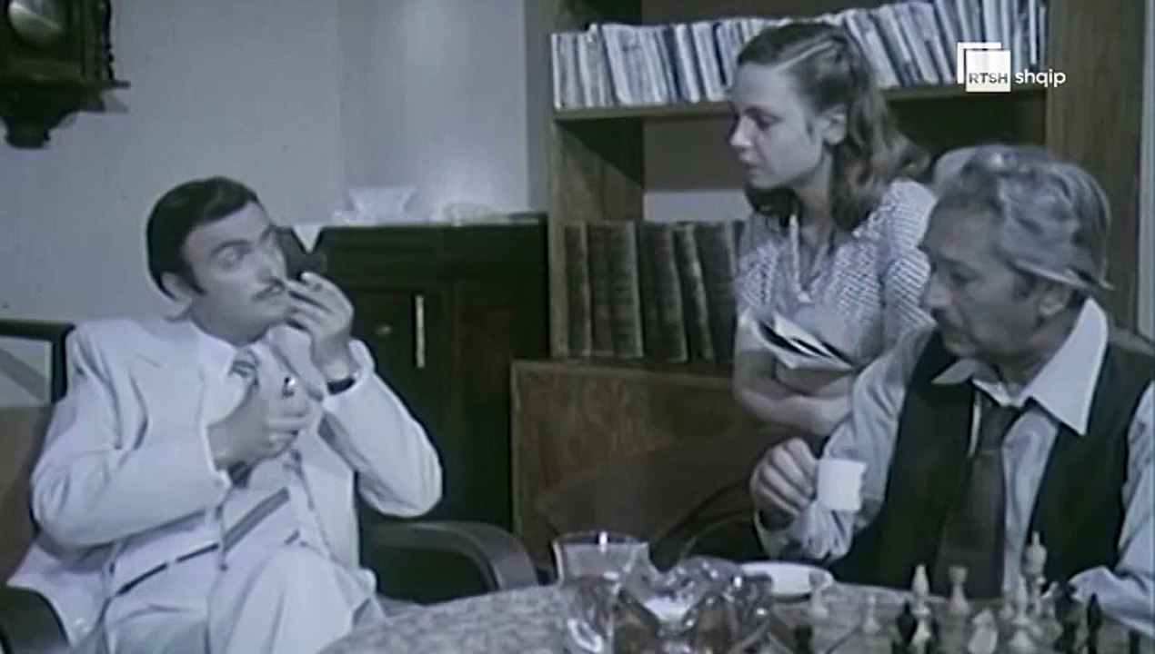 Vajza me Kordele te Kuqe