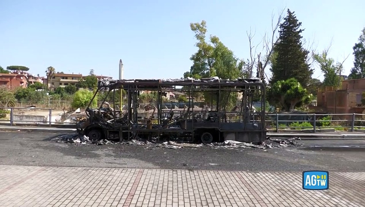 Roma, autobus in fiamme a Casal Lumbroso: le immagini dei resti del mezzo