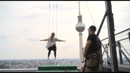 L'altalena nel vuoto a 120 metri d'altezza nuova attrazione a Berlino