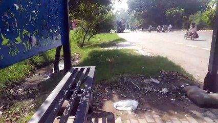 Chor bus stop ki jali utar kar lay gay!Choro ka karnama