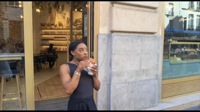 Dopo le tre medaglie d'oro, la star usa Simone Biles si gode Parigi