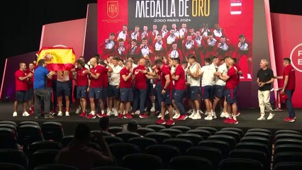 La "familia" de la selección de fútbol, homenajeada en la Ciudad del Fútbol por su oro olímpico