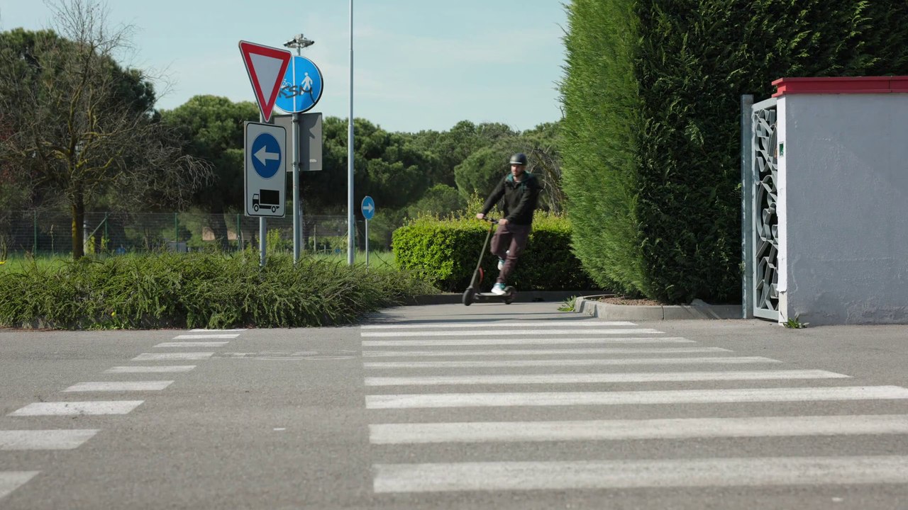 Dubai’s JBR Bans E-Scooters & E-Bikes  Major Safety Move Sparks Public Debate!