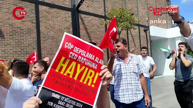Kandıralılar, atık tesisi projesini Bakan Murat Kurum'un katıldığı AKP toplantısında protesto etti