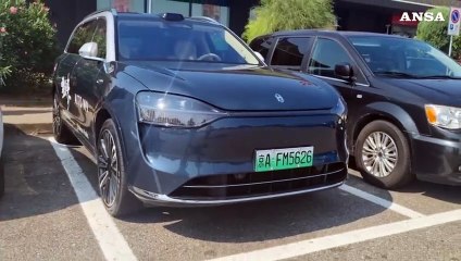 Le prime Aito M9, le nuove auto di Huawei intercettate nel parcheggio di un autogrill