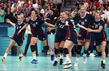 AR 10 HANDBALL W GOLD OOV